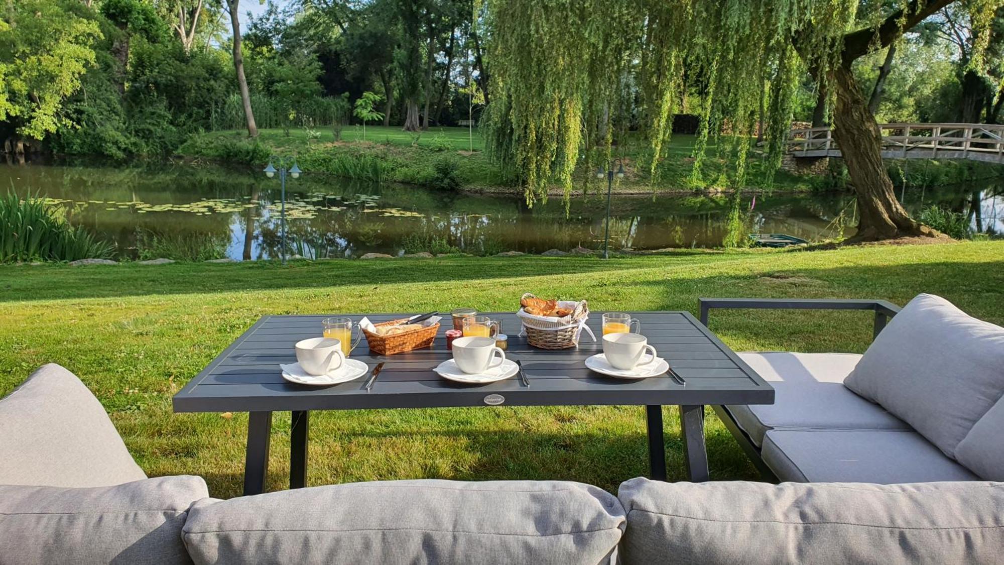Bed and Breakfast Au Fil De L'Eau La Chapelle-Saint-Aubin Exterior foto